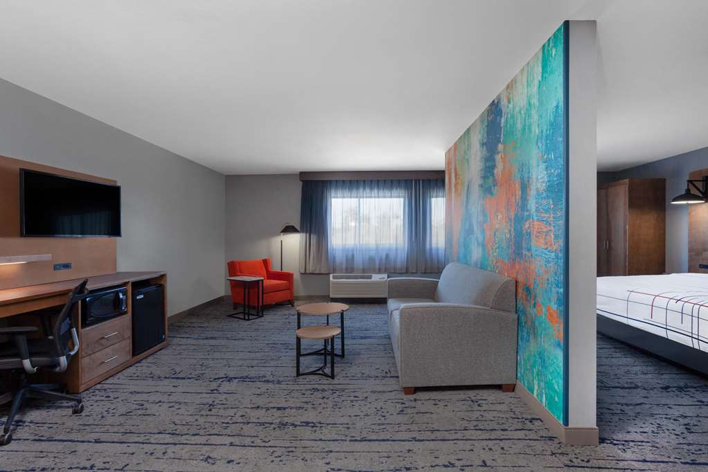 La Quinta Inn & Suites by Wyndham Ft. Myers Sanibel Gateway - photo 30