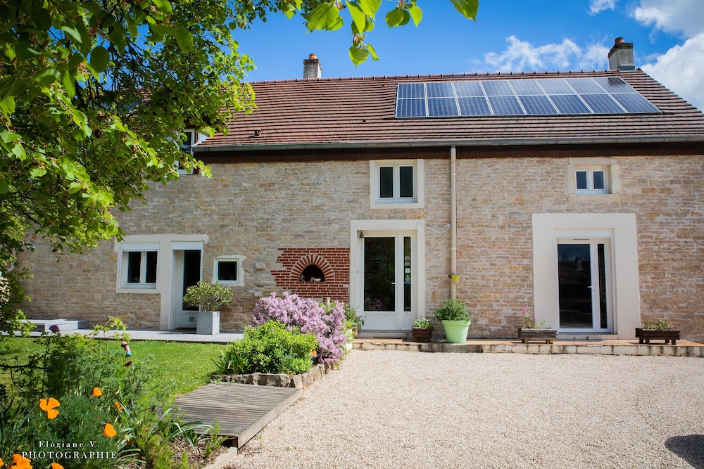Aux Mésanges - carbon neutral hotel in Genlis