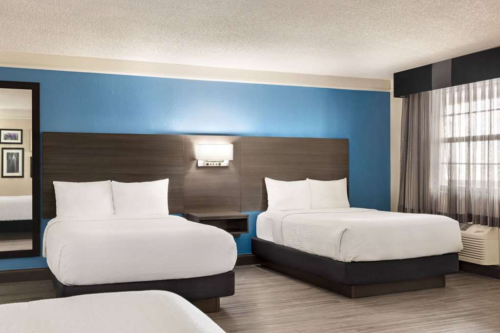 La Quinta Inn by Wyndham San Antonio I 35 N at Toepperwein - photo 12