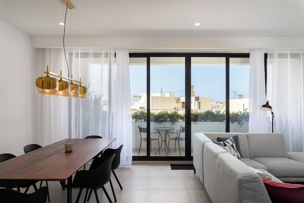 Modern 1BR Spacious Apartment with Terrace Close to St Thomas Bay — 4-Star Luxury Hotel in Marsaskala, Malta