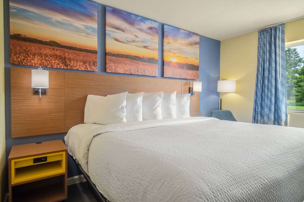 Days Inn by Wyndham Evansdale Waterloo - photo 18