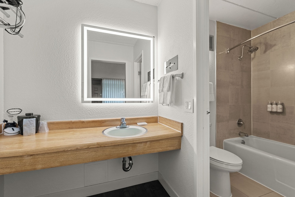 Vagabond Inn Executive Old Town - photo 37