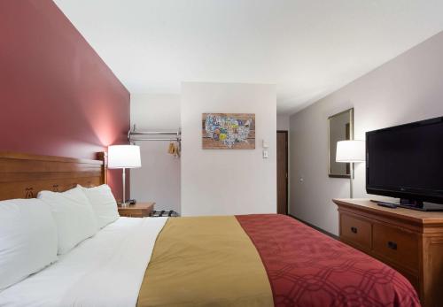 Econo Lodge Inn & Suites Escanaba North - photo 15