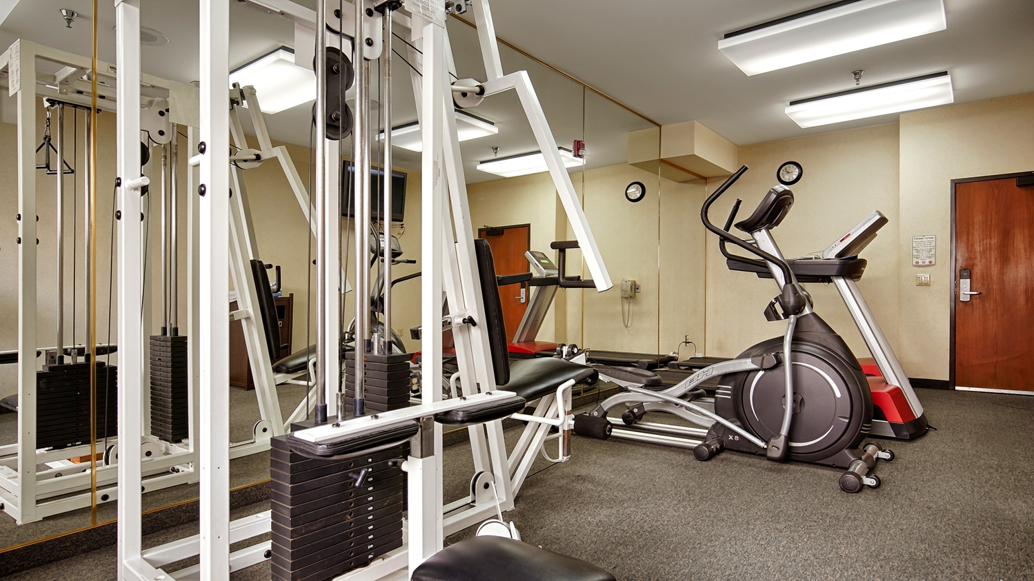 Airport Inn and Suites - photo 18