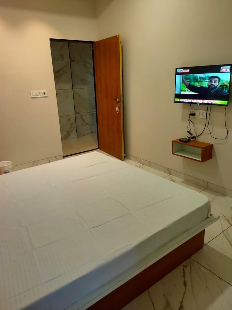 Goroomgo Janata Inn Gujarat — Vapi — photo 5