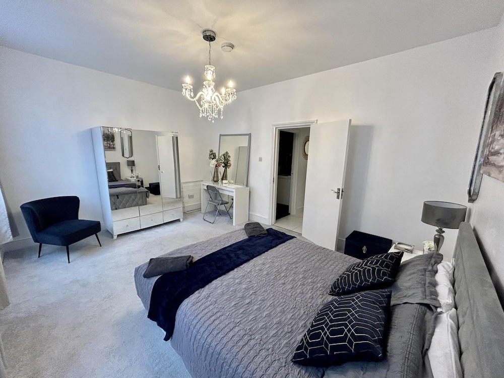 Supreme Apartment Near Tube Stations & Free Parking — 4-Star Luxury Hotel in London, United Kingdom