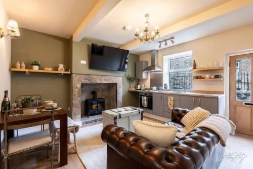 Cosy Cottage in Heart of Glossop — 4-Star Luxury Hotel in Glossop, United Kingdom