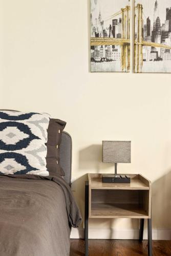 Newark Gem Pearl 3BR 2BA Sleeps 10 Walk to Prudential Center and Newark Penn Station Near EWR and American Dream Mall includes WiFi Laundry Backyard Gym in Newark, United States