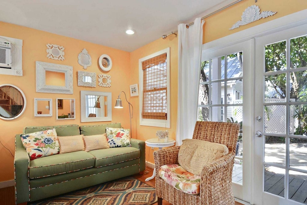 Tranquility by Avantstay Close to Duval St w BBQ & Shared Pool - photo 5