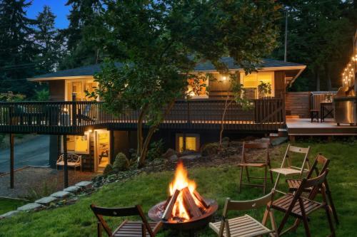 Spacious Main Street Retreat for families and large groups — Edmonds — photo 2