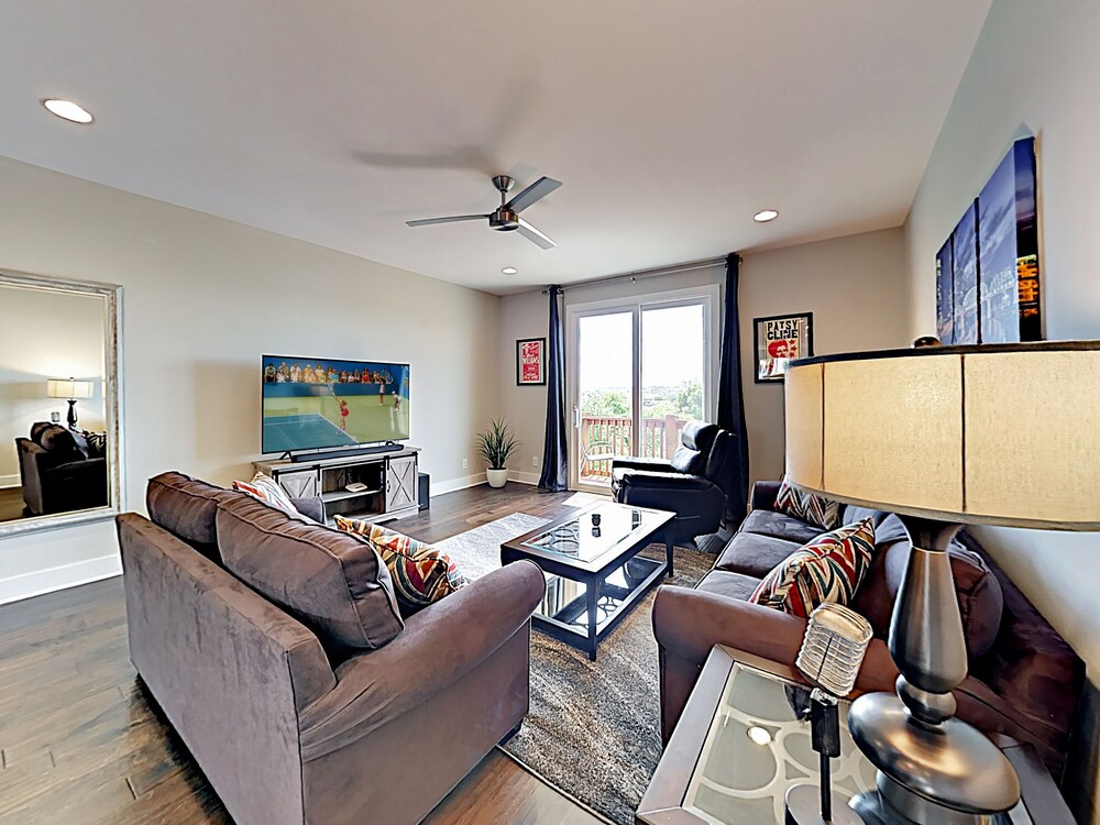 Visually Stunning 2BR 1.5BA Near Downtown Balcony w City View Nashville - featured photo