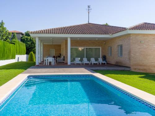 Villa con piscina jardA n y aire acondicionado en La Eliana L'Eliana — 4-Star Luxury Hotel in Valencia, Spain