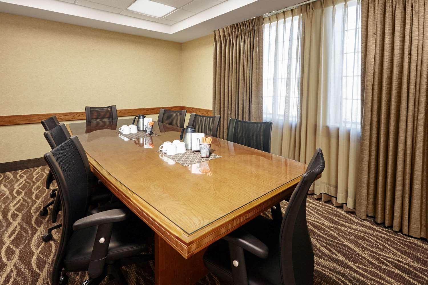 Madison Plaza Hotel - photo 25