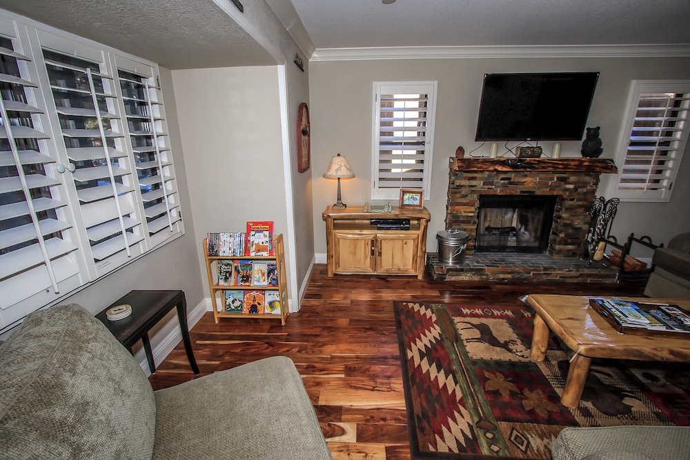 Summit Getaway Condo Affordable and ideally located Wood burning fireplace Walk to Ski Resort - photo 15