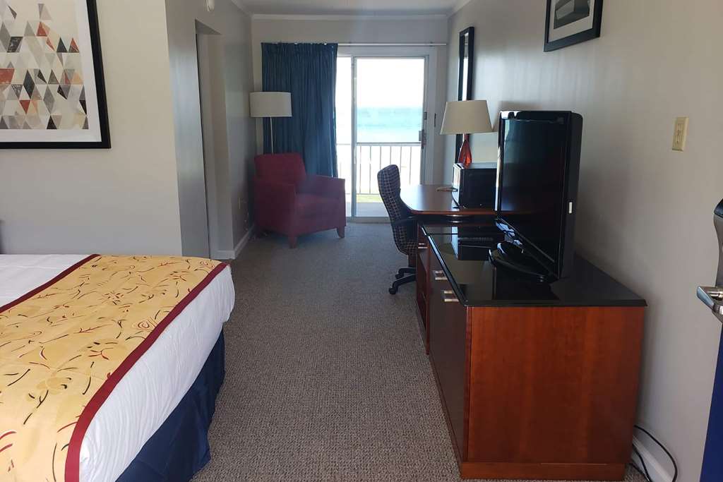 Days Inn & Suites by Wyndham St. Ignace Lakefront - photo 15