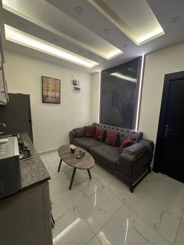 شقة فاخرة غرفتين نوم وصالة صغيرة مع بلكونة Modern 2 Bedrooms Appartment With Balcony — 4-Star Luxury Hotel in Amman, Jordan