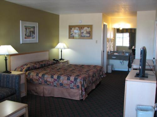 Relax Inn Marlin - photo 16