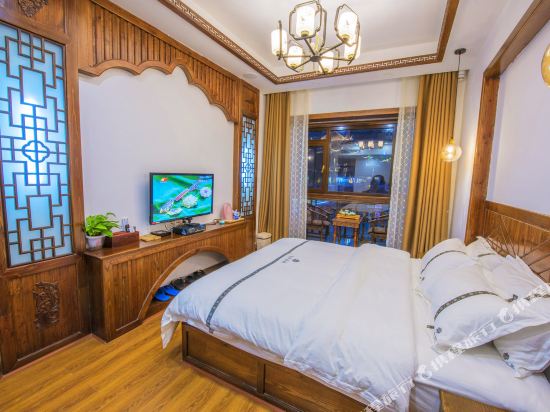 Fengqiao Qingyu Riverside Diaojiaolou Inn in Fenghuang, People's Republic of China