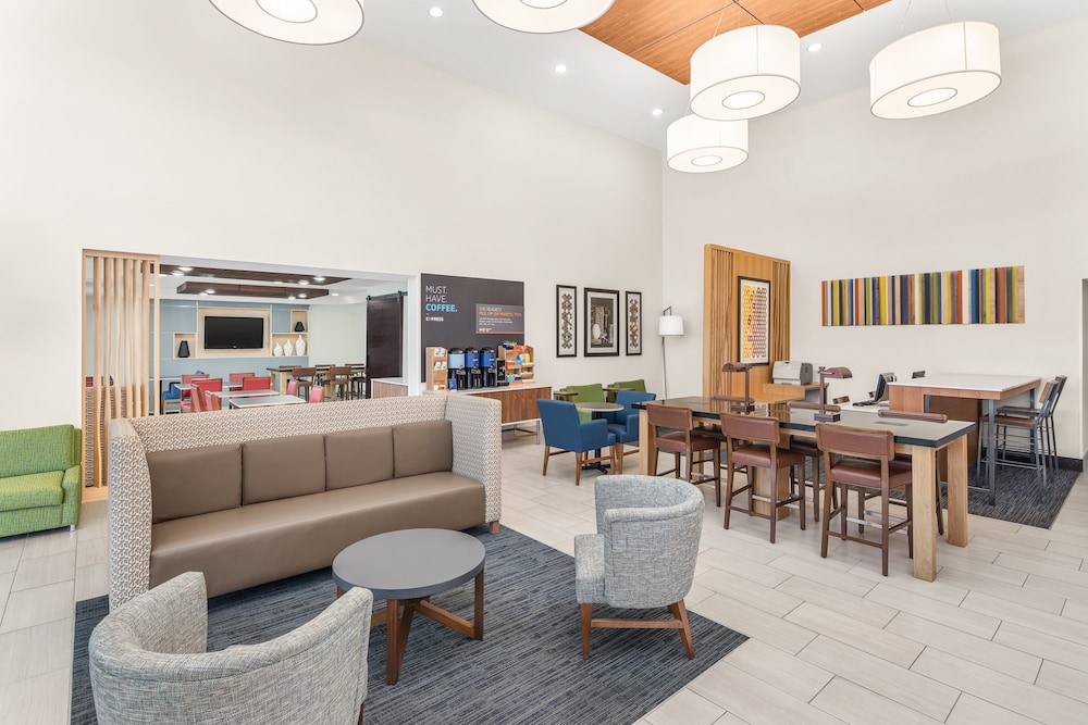 Holiday Inn Express & Suites Greenville Spartanburg an IHG Hotel - photo 2