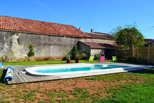 Villa accueillante à Saint Vincent Rive d'Olt avec piscine privée — 4-Star Luxury Hotel in Salviac, France