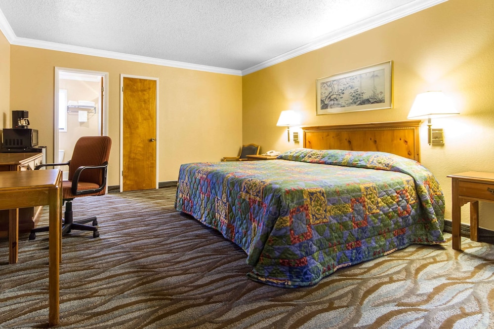 Econo Lodge Fairfield - photo 14