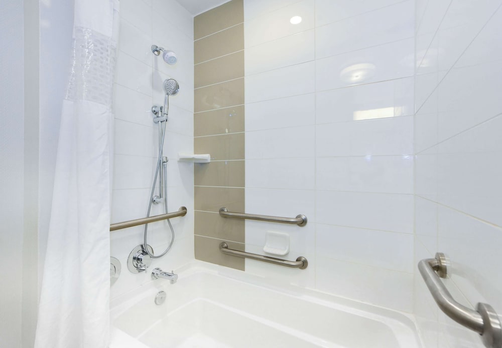 Hampton Inn Lumberton - photo 21