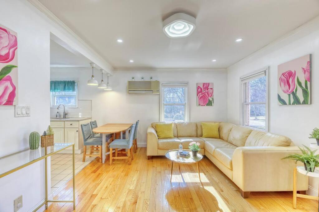 Family Home near NY Beach Private Workspace — 4-Star Luxury Hotel in Glen Head, United States