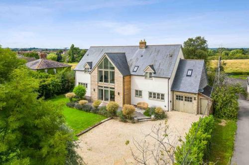 Elmcroft Large House with Shepherds Hut — 4-Star Luxury Hotel in Gillingham, United Kingdom