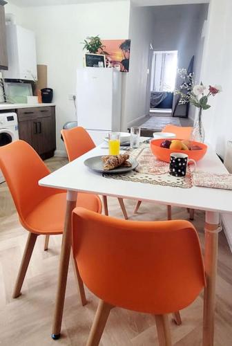 Turnpike lane Flat Stylish and Bright Flat in North London N8 5 mins from Piccadilly line station — 4-Star Luxury Hotel in London, United Kingdom