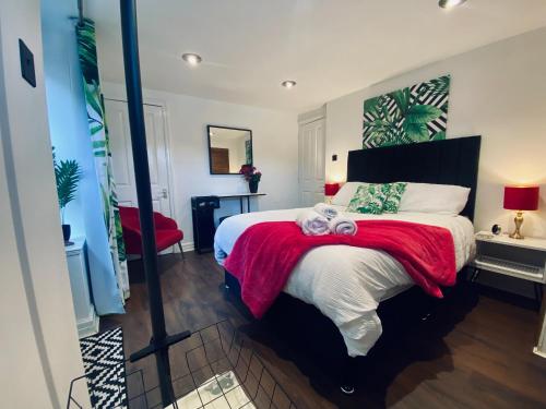 2 Bedroom Garden Apartment with parking