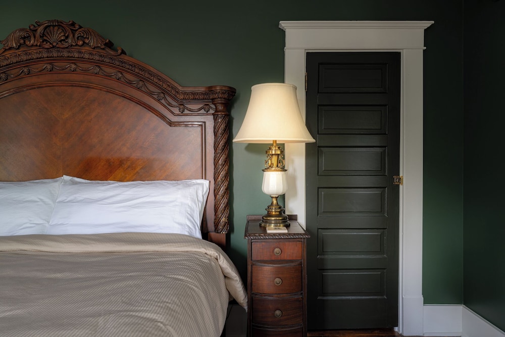 The NuWray Hotel & Carriage House - photo 16