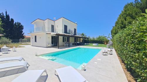 Villa Elios Adriana con piscina a Lascari — 4-Star Luxury Hotel in Lascari, Italy