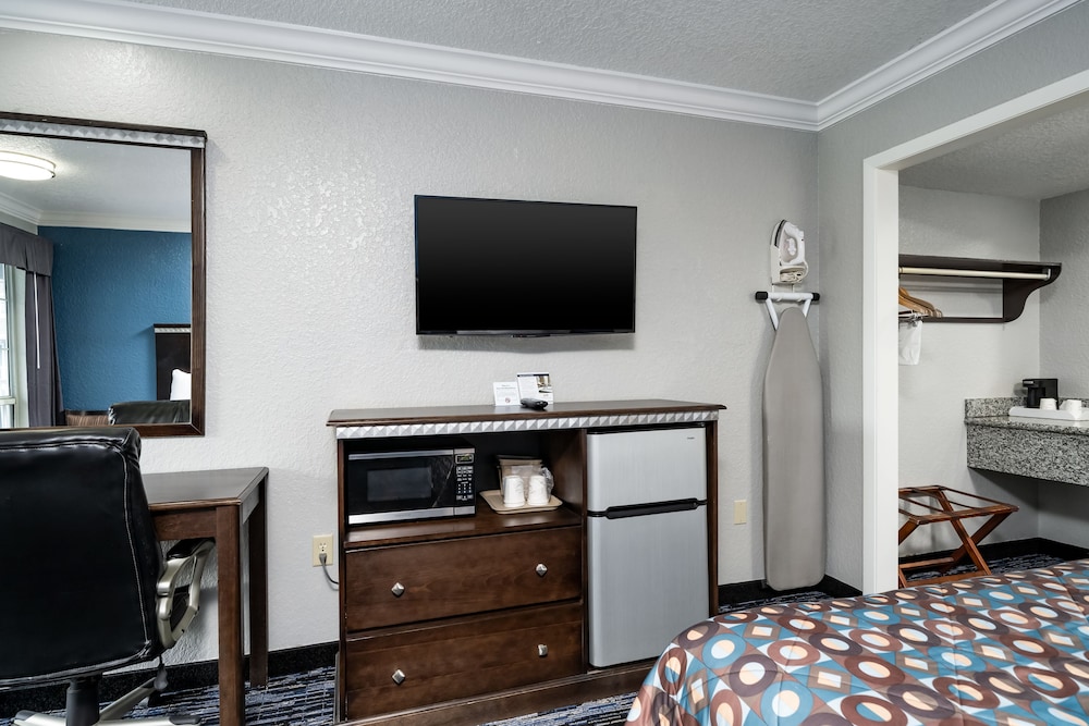 GatorTown Inn - photo 13