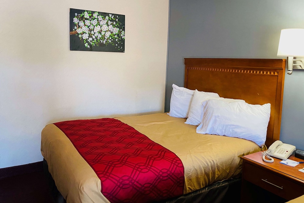 Baymont by Wyndham Lake George - photo 3