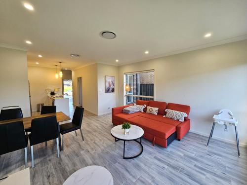 Bardia Quiet & Adorable Modern 5 Br House — 4-Star Luxury Hotel in Sydney, Australia