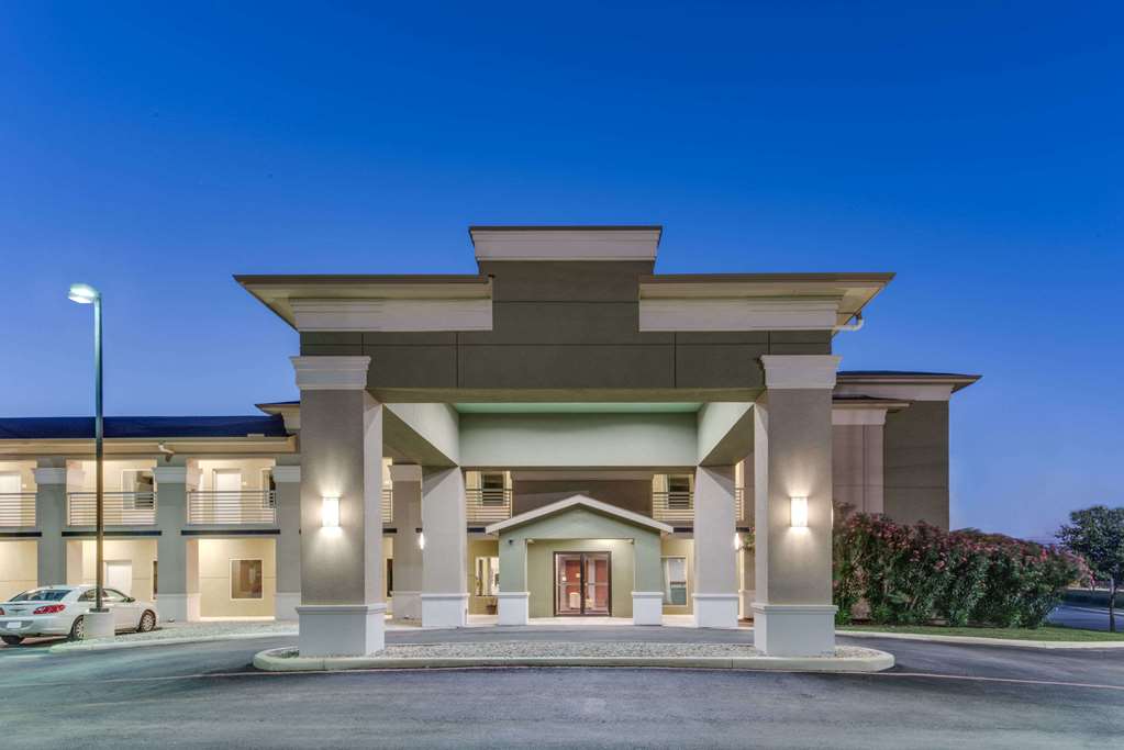 Super 8 by Wyndham Cotulla TX - featured photo