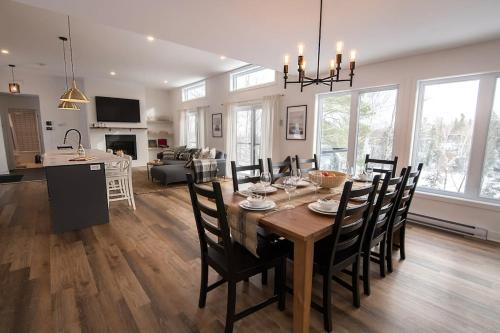 Panoramic Lakefront Chalet with Hot Tub & Firepit — Chertsey — photo 3