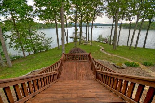 Blue Ridge Lake Retreat Lakefront Luxury Home Private Dock Hot Tub Sundeck Private Boat Launch Near Downtown Blue Ridg — 4-Star Luxury Hotel in Blue Ridge, United States