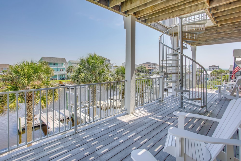 Holden Beach House with Boat Dock Steps to Beach — 4-Star Luxury Hotel in Shallotte, United States
