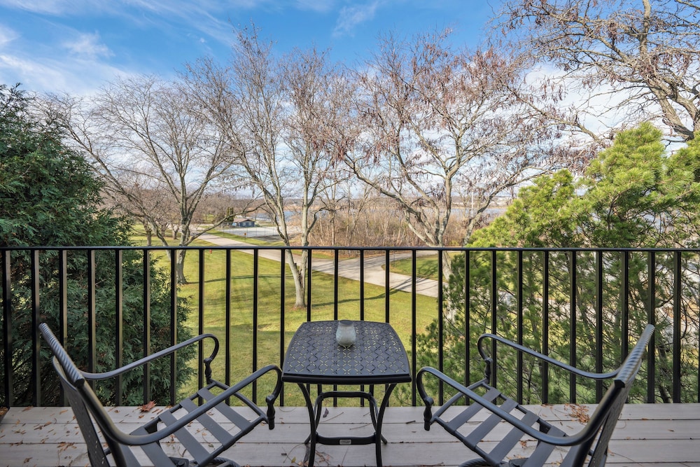 Elegant 4 Season Lake Geneva Condo with Fireplace — 4-Star Luxury Hotel in Lake Geneva, United States