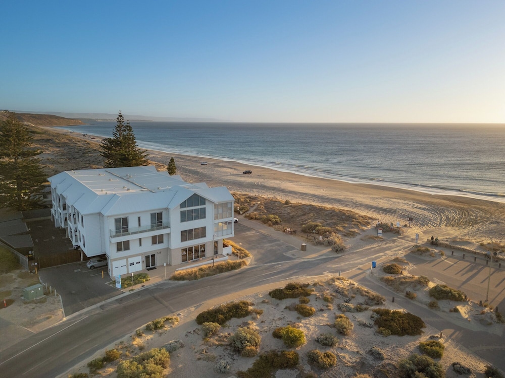 Sea Dunes Luxury Apartments — 4-Star Luxury Hotel in Moana, Australia