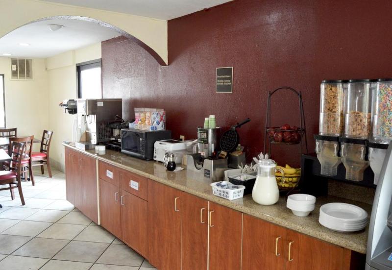 Travelodge by Wyndham San Antonio Lackland AFB - photo 14