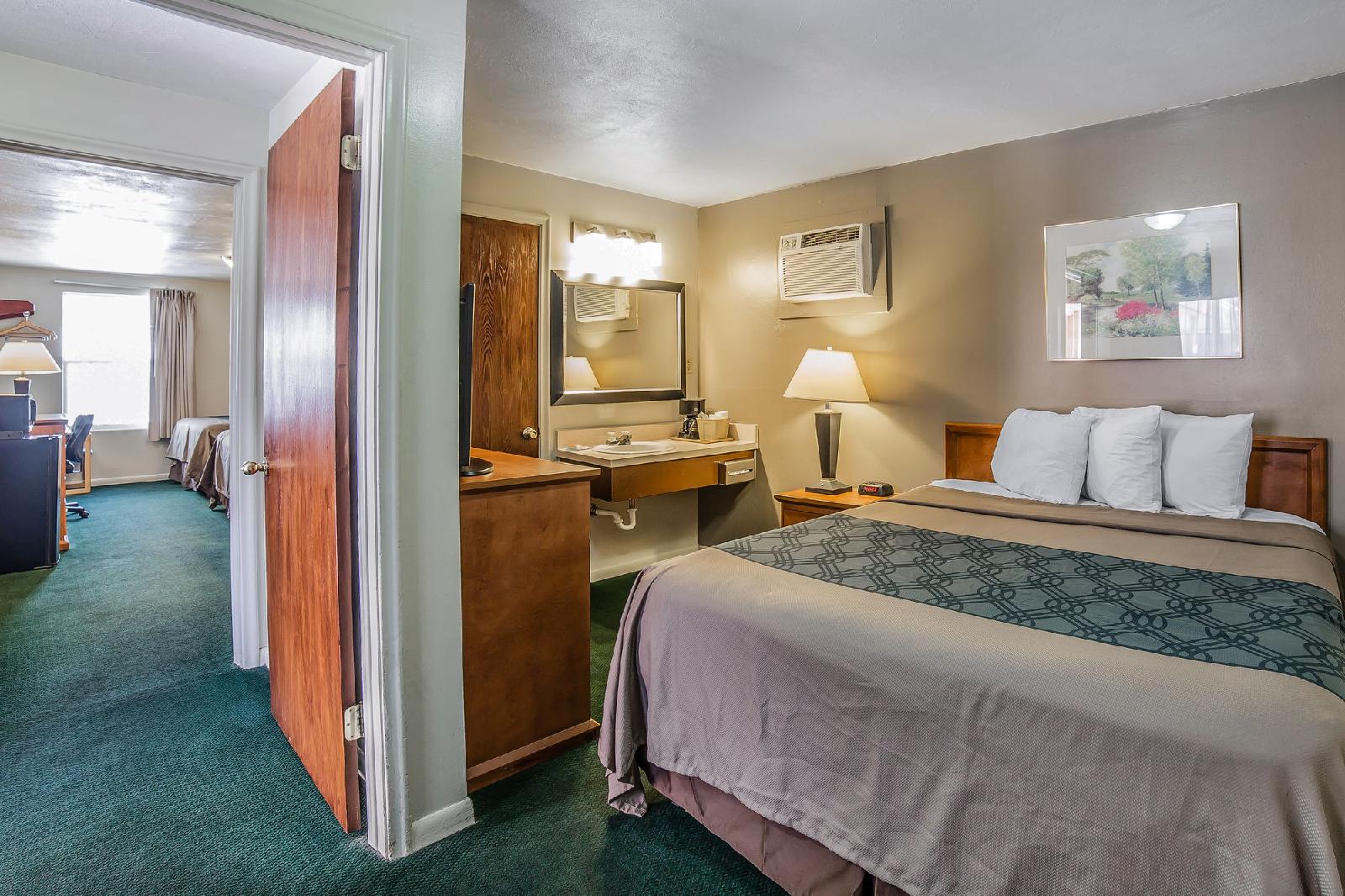 Econo Lodge Downtown - photo 11