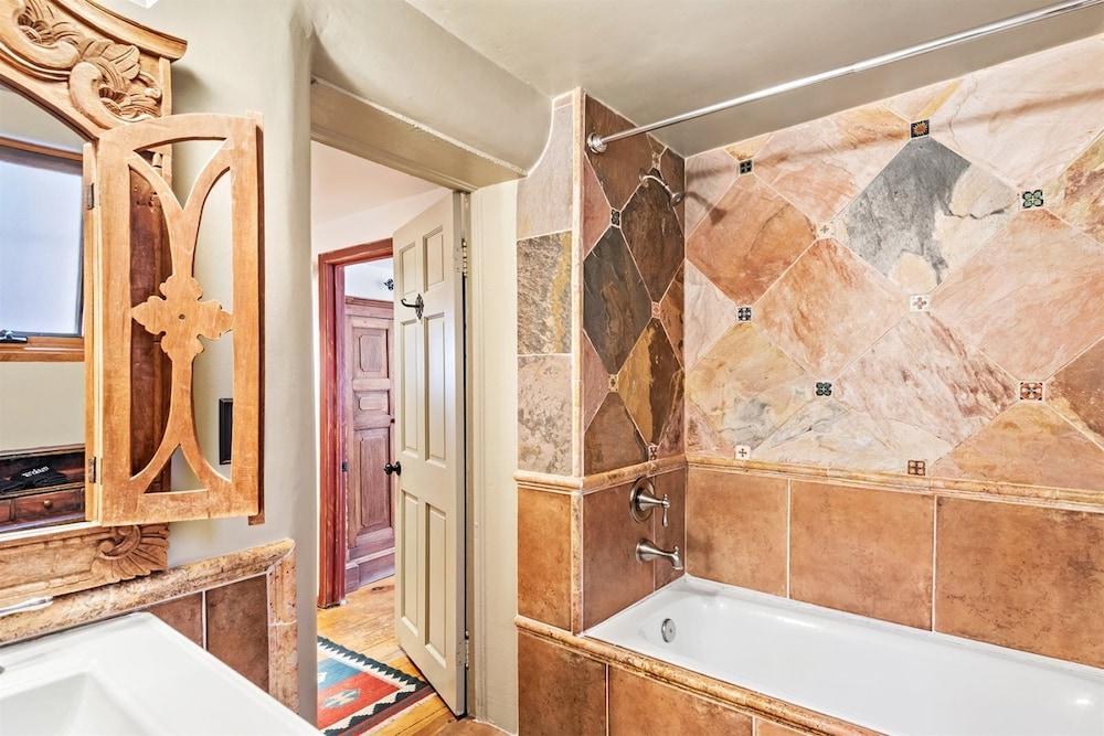 Amor Historic Adobe in the Heart of The Railyard and Downtown Santa Fe Hot Tub - photo 26