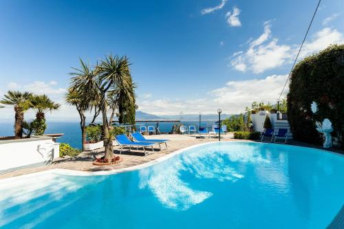 Villa Angela with private pool and sea view — 4-Star Luxury Hotel in Sorrento, Italy