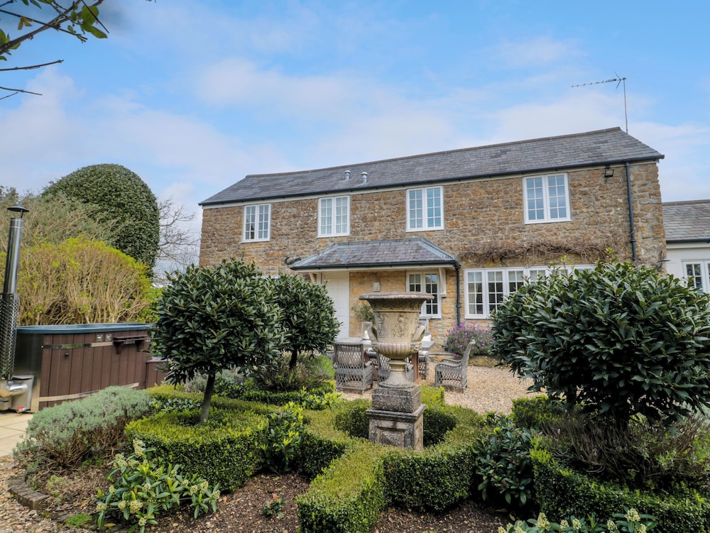 Pomme Blushe House — 4-Star Luxury Hotel in Bridport, United Kingdom