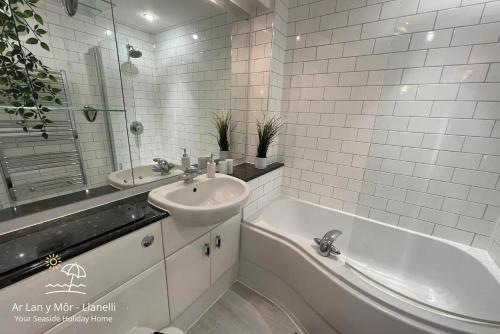 Ar Lan Y Mor Stunning 2 bed coastal apartment — Llanelli — photo 5