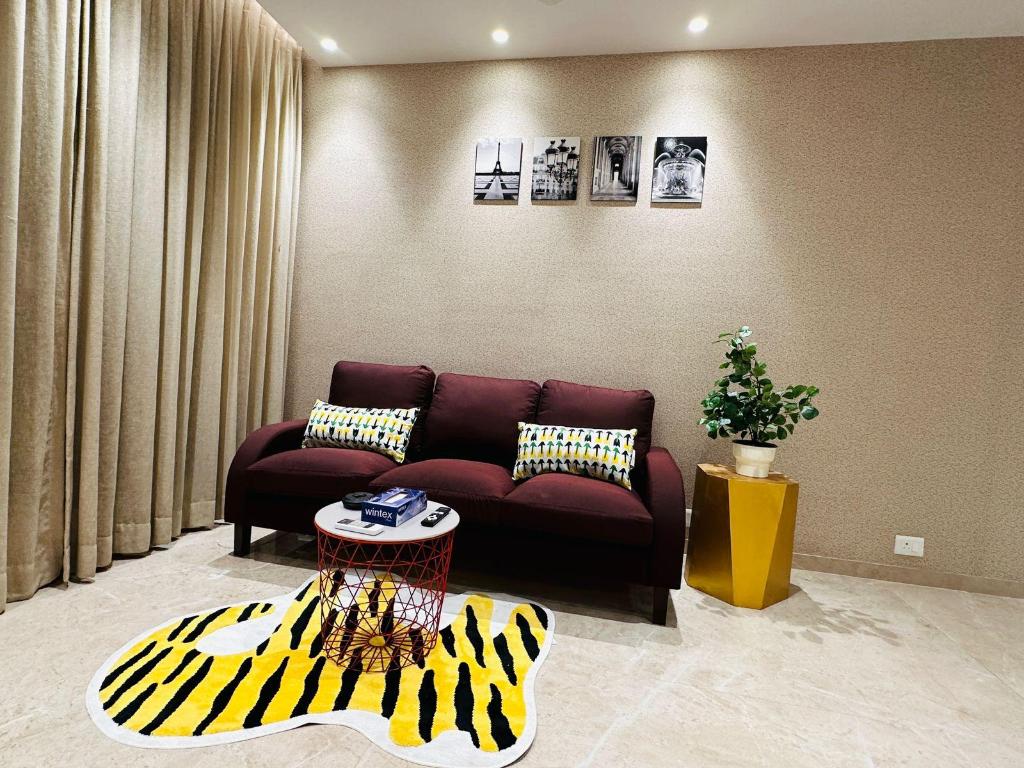 1BR Mumbai theme Apartment In Powai by Florastays