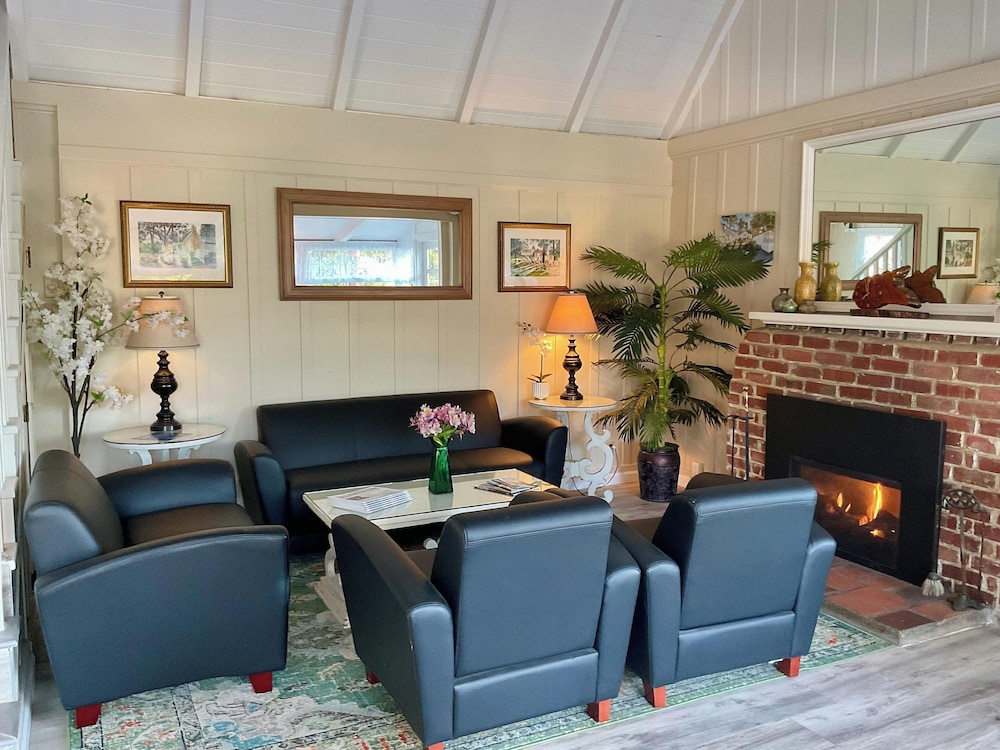 Carmel Green Lantern Inn - photo 2