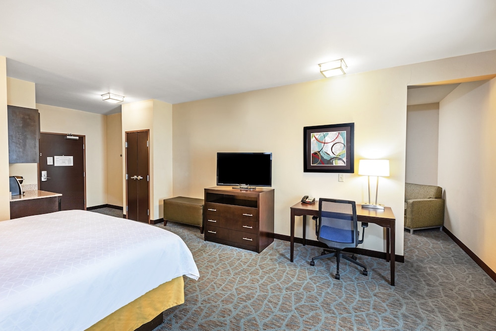 Holiday Inn Express & Suites Floresville by IHG - photo 11